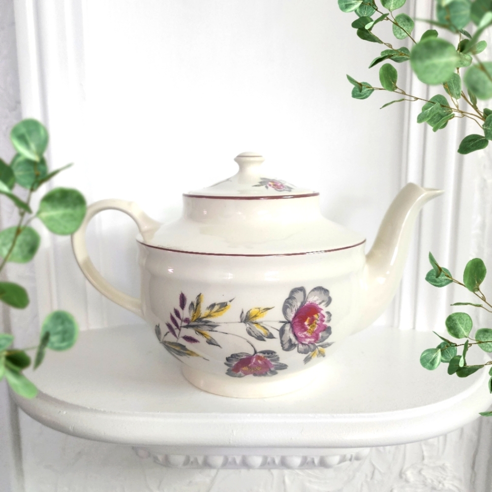 Beautiful vintage fabrica de located de sacave, made in Portugal hand painted.